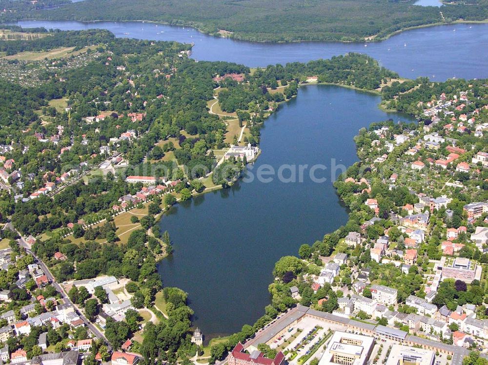 Potsdam / BRB from the bird's eye view: Blick auf das Marmorpalais am Heiligen See in Potsdam/Brandenburg.Das Marmorpalais entstand seit 1787 für Friedrich Wilhelm II nach Plänen Carl von Gontards. Der Innenausbau mit seiner frühklassizistischen Einrichtung wurde jedoch erst weit nach dem Tod des Königs (1797) im Jahre 1845 beendet. Der Konzertsaal, das angrenzende Vorzimmer und das orientalische Kabinett gehören zu den bedeutenden Raumschöpfungen von Carl Gotthard Langhans, der nach Gontard die Bauleitung übernommen hatte. Adresse: Neuer Garten Potsdam Tel: (0331) 969 42 46