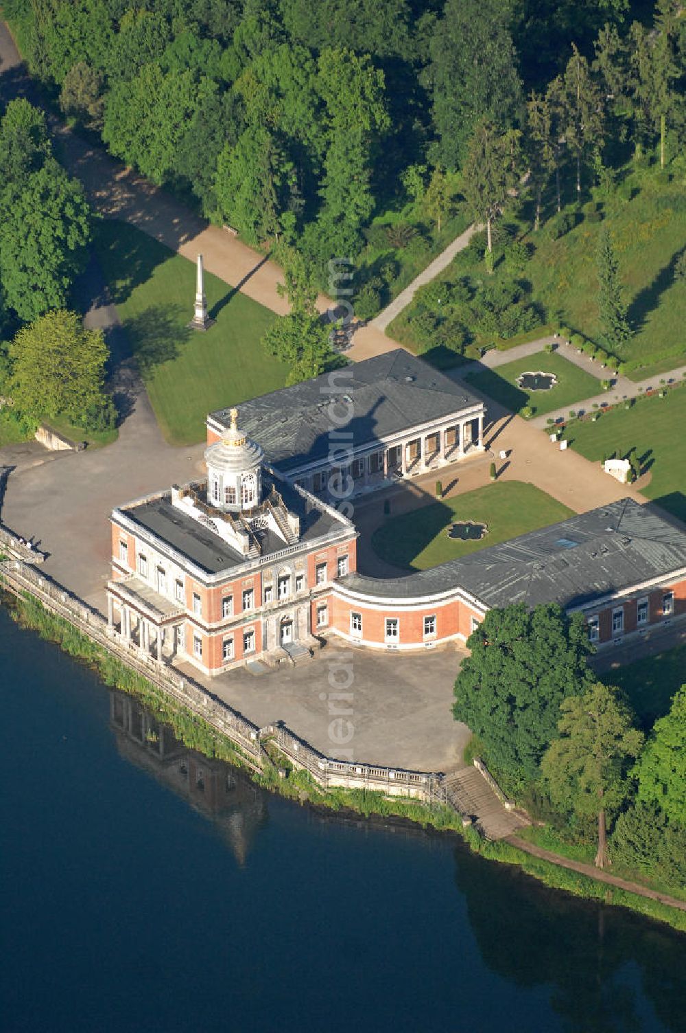 Potsdam from the bird's eye view: Blick auf das Marmorpalais im Potsdamer Neuen Garten am Ufer des Heiligen Sees. Erbaut von Carl von Gontard und Carl Gotthard Langhans im Auftrag Friedrich Wilhelm II., diente es ihm als Sommerresidenz. View of the Marble Palace in Potsdam Neuer Garten on the banks of the lake Heiliger See. Built by Carl von Gontard and Carl Gotthard Langhans under Frederick William II, it served as his summer residence.