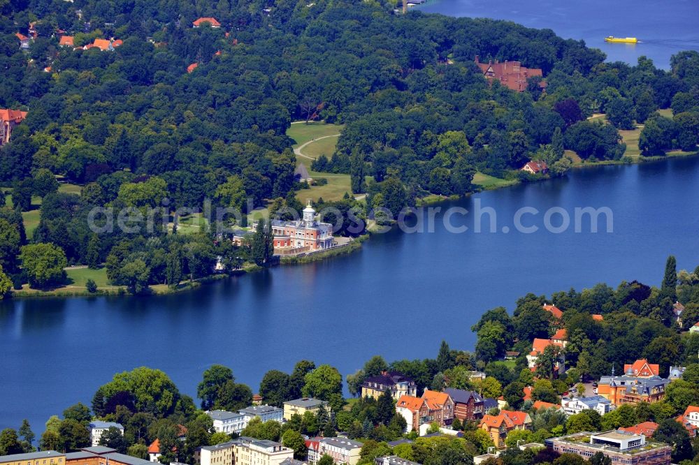 Aerial photograph Potsdam - The lake Heiliger See with the Marmorpalaise at the lakesite in the district Noerdliche Vorstadt Potsdam in the state Brandenburg