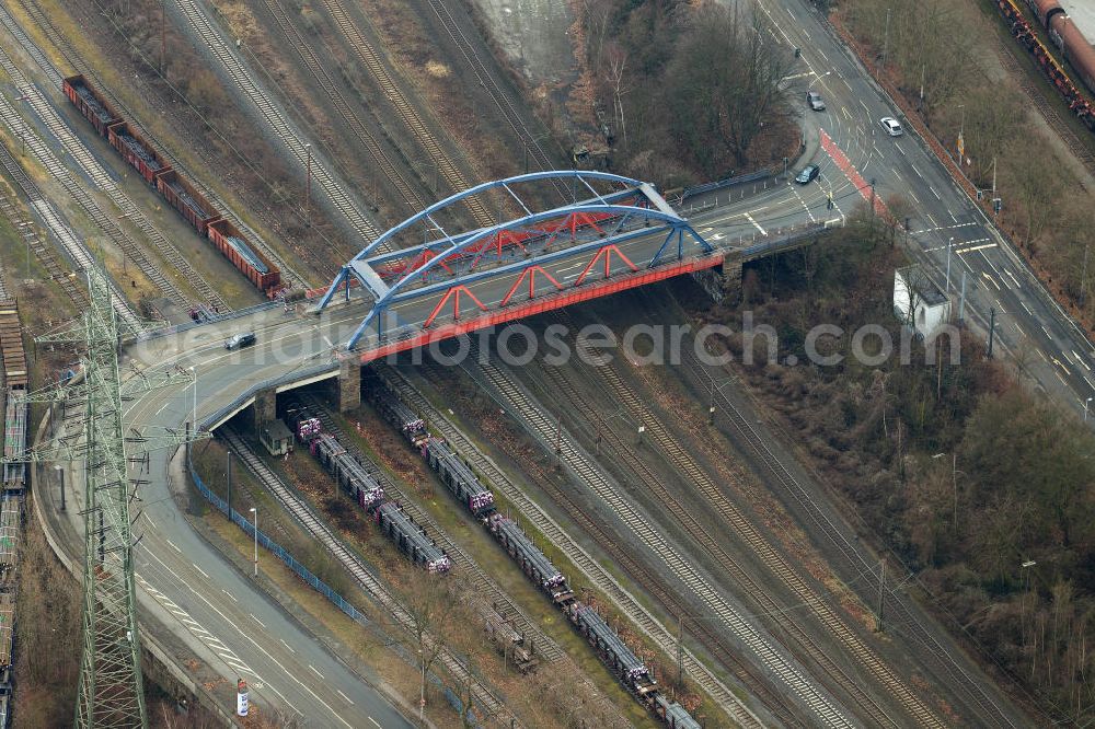 Aerial photograph Mülheim OT Styrum - MÜHLHEIM 02/20/2012 View of the dilapidated bridge Fritz Thyssen iron bridge in the district Mühlheimer Styrum at the Oberhausen road