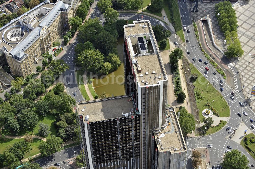 Frankfurt am Main from above - Blick auf das WestendGate an der Ludwig-Erhard-Anlage. Das frühere Plaza Büro Center war bei seinem Bau 1976 mit 159 m das höchste Gebäude Deutschlands. Heute ist es das höchste Hotel Europas, das die Hotelgruppe Marriott gemietet hat. View of the WestendGate at the Ludwig-Erhard-Ground. The former Plaza Office Center was with 159 m the highest building in Germany when it was built in 1976. Today it is the tallest hotel in Europe rented by the hotel group Marriott.