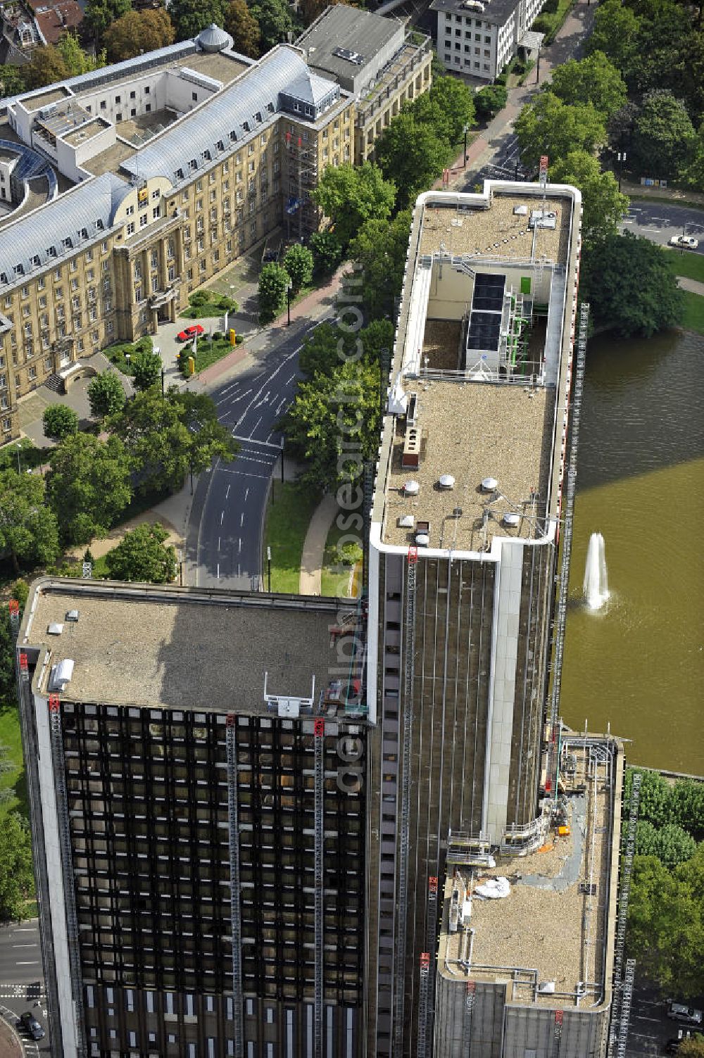 Aerial image Frankfurt am Main - Blick auf das WestendGate an der Ludwig-Erhard-Anlage. Das frühere Plaza Büro Center war bei seinem Bau 1976 mit 159 m das höchste Gebäude Deutschlands. Heute ist es das höchste Hotel Europas, das die Hotelgruppe Marriott gemietet hat. View of the WestendGate at the Ludwig-Erhard-Ground. The former Plaza Office Center was with 159 m the highest building in Germany when it was built in 1976. Today it is the tallest hotel in Europe rented by the hotel group Marriott.