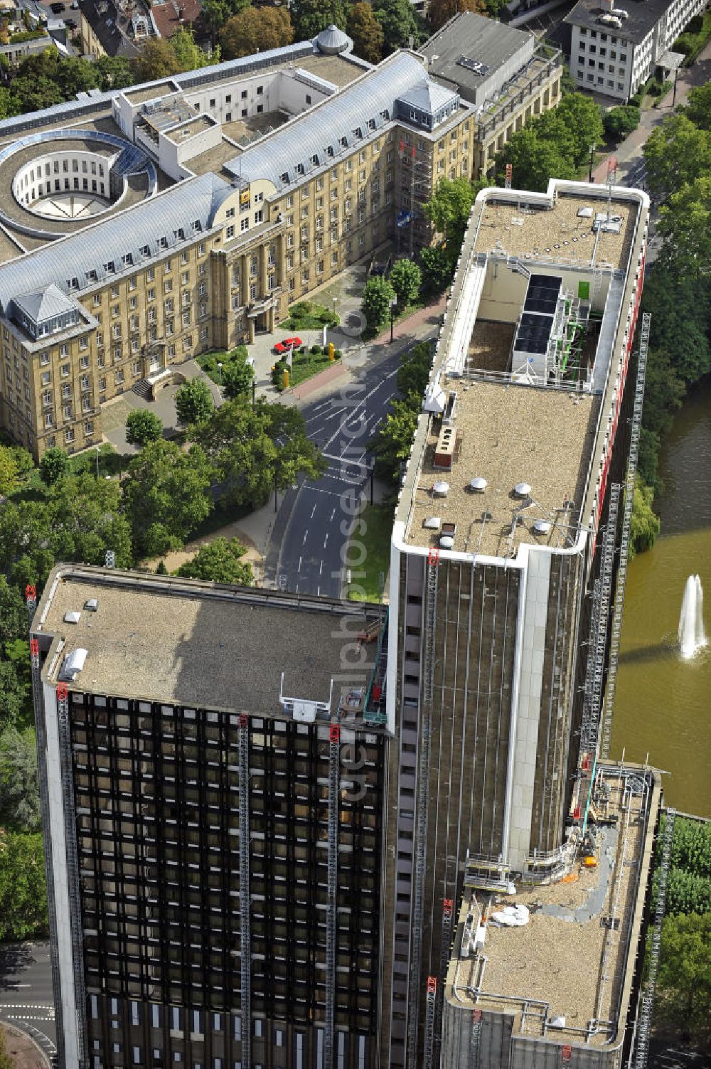 Aerial photograph Frankfurt am Main - Blick auf das WestendGate an der Ludwig-Erhard-Anlage. Das frühere Plaza Büro Center war bei seinem Bau 1976 mit 159 m das höchste Gebäude Deutschlands. Heute ist es das höchste Hotel Europas, das die Hotelgruppe Marriott gemietet hat. View of the WestendGate at the Ludwig-Erhard-Ground. The former Plaza Office Center was with 159 m the highest building in Germany when it was built in 1976. Today it is the tallest hotel in Europe rented by the hotel group Marriott.