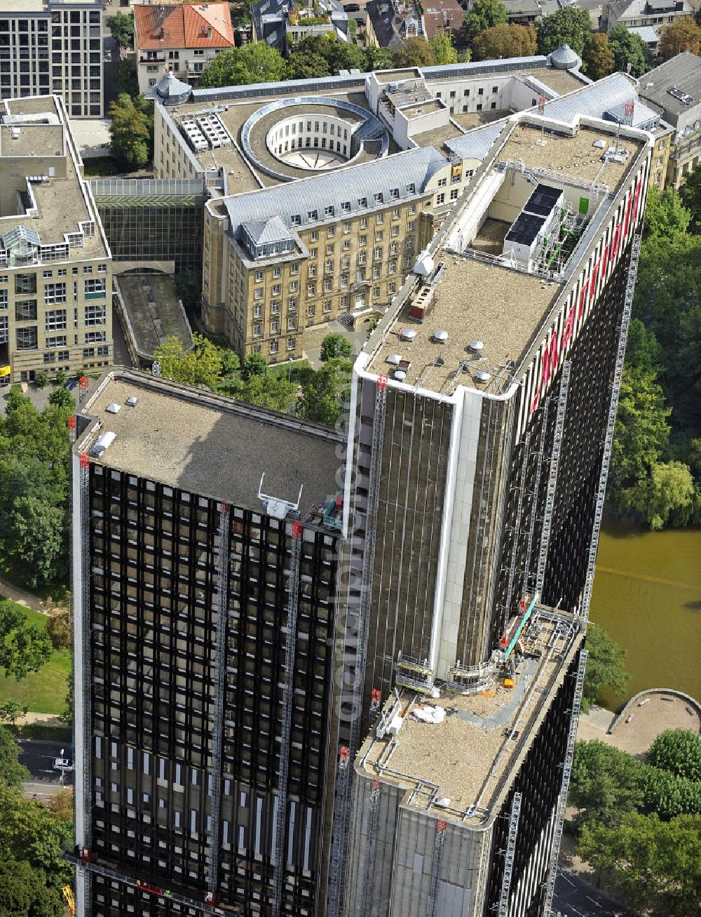 Frankfurt am Main from above - Blick auf das WestendGate an der Ludwig-Erhard-Anlage. Das frühere Plaza Büro Center war bei seinem Bau 1976 mit 159 m das höchste Gebäude Deutschlands. Heute ist es das höchste Hotel Europas, das die Hotelgruppe Marriott gemietet hat. View of the WestendGate at the Ludwig-Erhard-Ground. The former Plaza Office Center was with 159 m the highest building in Germany when it was built in 1976. Today it is the tallest hotel in Europe rented by the hotel group Marriott.