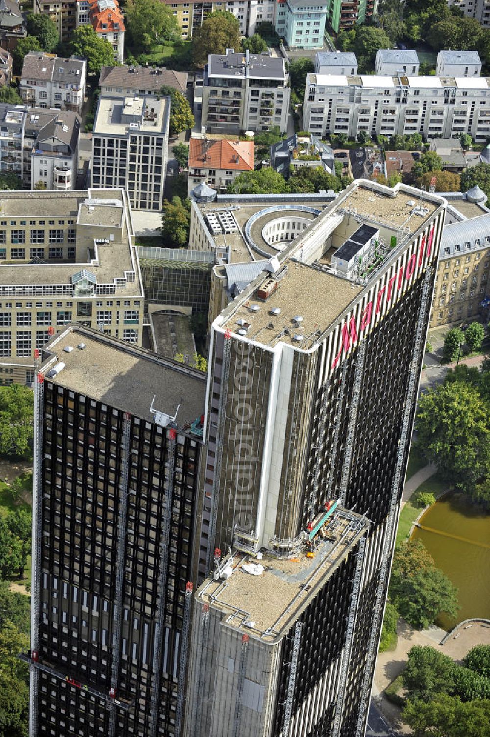 Frankfurt am Main from the bird's eye view: Blick auf das WestendGate an der Ludwig-Erhard-Anlage. Das frühere Plaza Büro Center war bei seinem Bau 1976 mit 159 m das höchste Gebäude Deutschlands. Heute ist es das höchste Hotel Europas, das die Hotelgruppe Marriott gemietet hat. View of the WestendGate at the Ludwig-Erhard-Ground. The former Plaza Office Center was with 159 m the highest building in Germany when it was built in 1976. Today it is the tallest hotel in Europe rented by the hotel group Marriott.