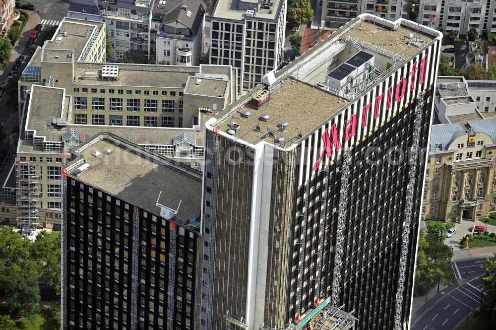 Aerial image Frankfurt am Main - Blick auf das WestendGate an der Ludwig-Erhard-Anlage. Das frühere Plaza Büro Center war bei seinem Bau 1976 mit 159 m das höchste Gebäude Deutschlands. Heute ist es das höchste Hotel Europas, das die Hotelgruppe Marriott gemietet hat. View of the WestendGate at the Ludwig-Erhard-Ground. The former Plaza Office Center was with 159 m the highest building in Germany when it was built in 1976. Today it is the tallest hotel in Europe rented by the hotel group Marriott.