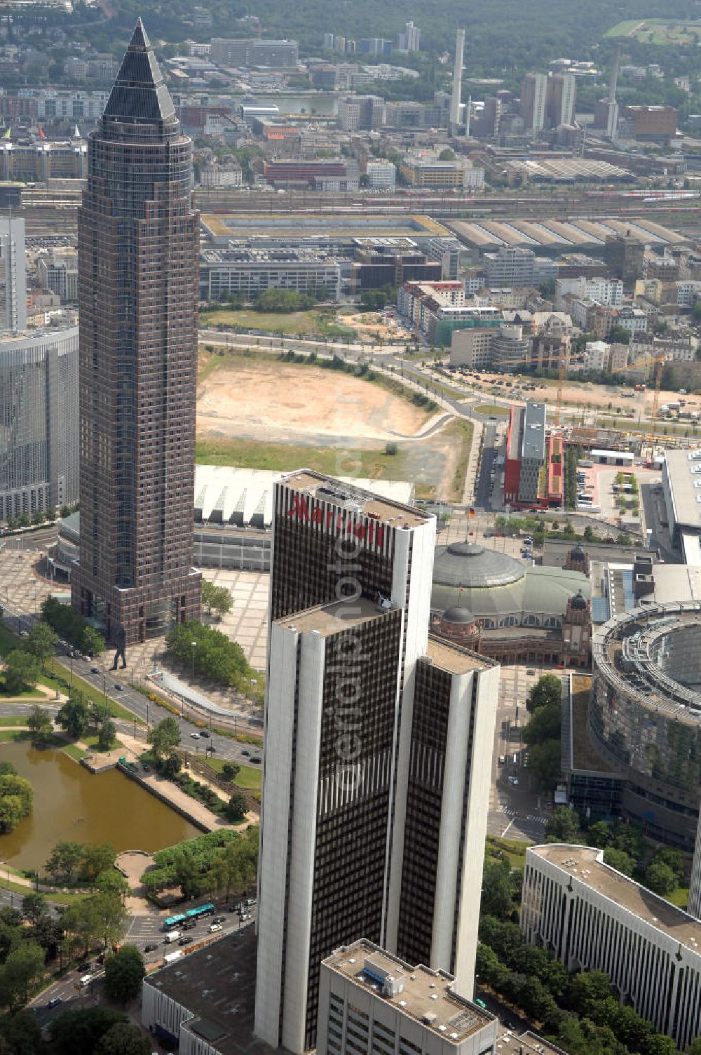 Frankfurt am Main from above - Blick auf das Hochhaus des Marriott Hotel und den Messeturm in Frankfurt am Main in Hessen. Gegenüber der Frankfurter Messe gelegen, ist das Marriott Hotel eines der höchsten Hotels des Kontinents. Kontakt: Marriott Hotel, Hamburger Allee 2, 60486 Frankfurt, Tel. +49 (0)69 7955-0,