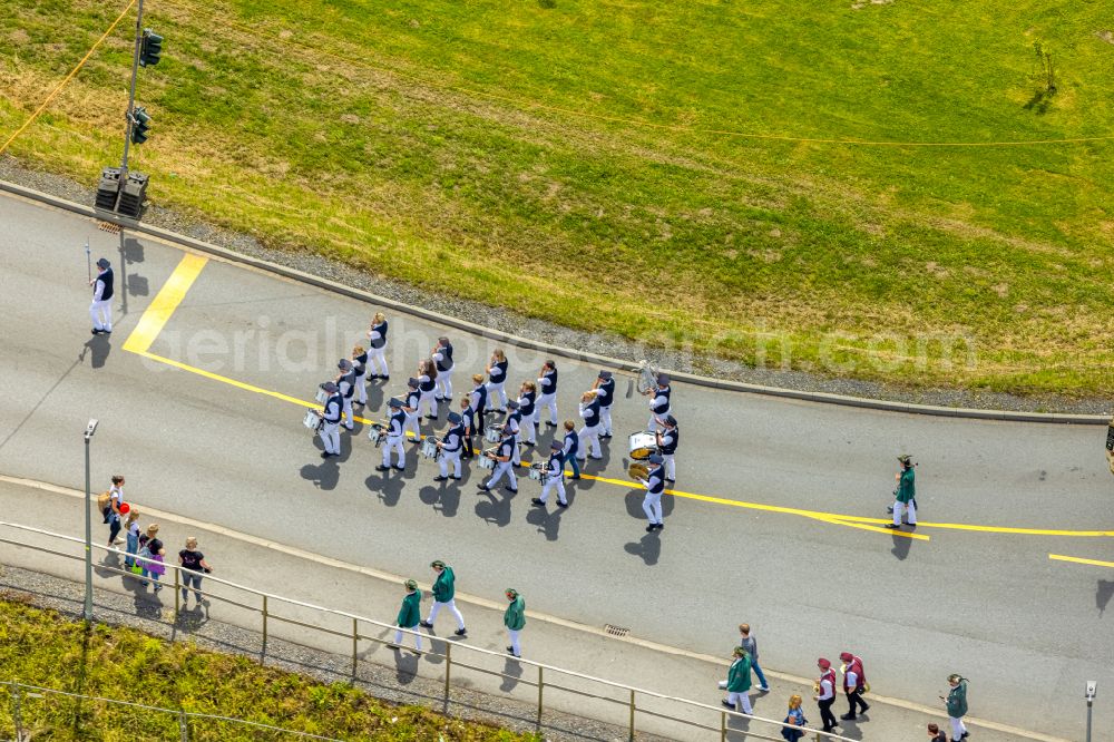 Aerial photograph Arnsberg - Participating in the marching formationof St. Sebastianus Schuetzenbruderschaft 1766 e.V. on street L735 in Arnsberg at Sauerland in the state North Rhine-Westphalia, Germany