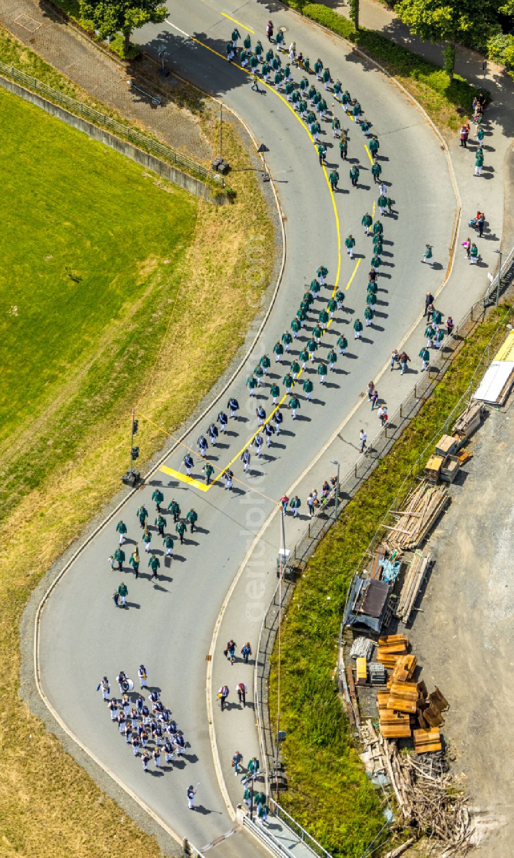 Arnsberg from the bird's eye view: Participating in the marching formationof St. Sebastianus Schuetzenbruderschaft 1766 e.V. on street L735 in Arnsberg at Sauerland in the state North Rhine-Westphalia, Germany