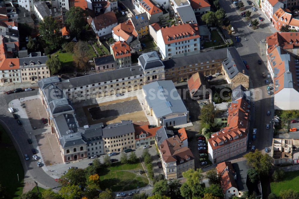 Weimar from the bird's eye view: An dieser Stelle wurde 1383 Weimars erstes Spital mit den Kapellen St. Lorenz und St. Anna errichtet. Das zugehörige Vorwerk gehörte seit dem 15. Jh. zum Hof und beherbergte Wirtschaftsgebäude und Ställe; bis 1855 war hier der Hofpoststall mit beträchtlichen Pferdebeständen zu finden. 1873-78 wurde der dreiflügelige zweigeschossige Neubau in den Formen der Neurenaissance nach Plänen von Ferdinand Streichhan ausgeführt. Anfang der 1920er Jahre diente er als Sitz der Ministerien für Volksbildung und Justiz; 1939-45 befand sich hier ein Gestapo-Gefängnis. Heute werden die Räume teilweise vom Thüringischen Hauptstaatsarchiv genutzt. Kontakt: Marstallstraße 2, 99423 Weimar, Tel. 03643 870-0, Fax 03643 870-100