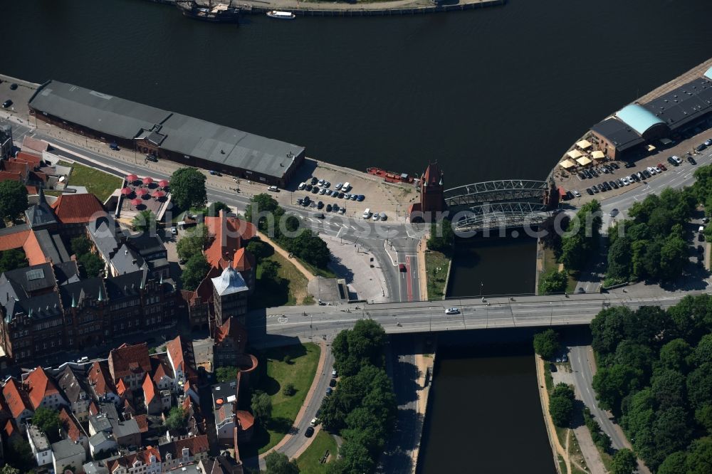 Aerial photograph Lübeck - The Marstall bridge a lift bridge over the Elbe-Luebeck-Canal in Luebeck in the state Schleswig-Holstein