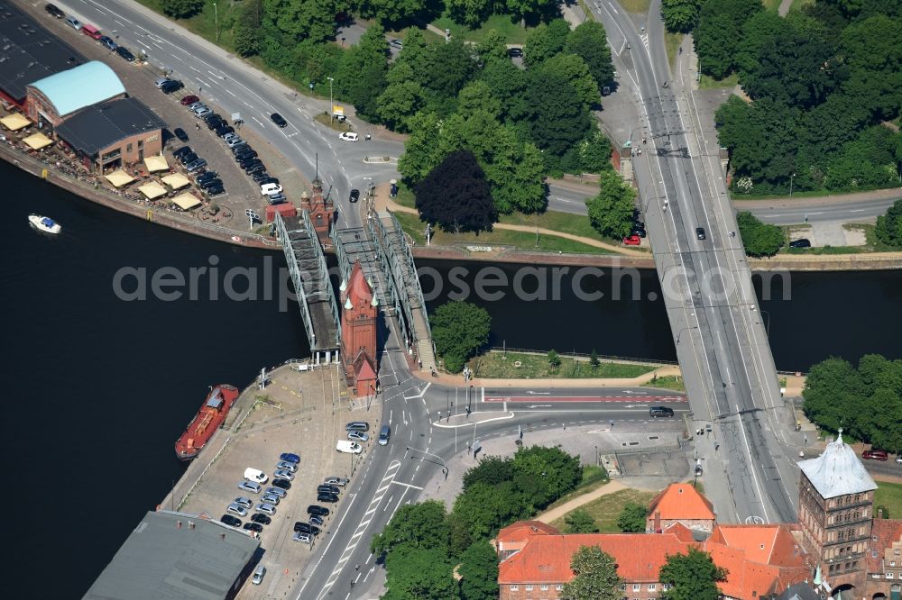 Aerial image Lübeck - The Marstall bridge a lift bridge over the Elbe-Luebeck-Canal in Luebeck in the state Schleswig-Holstein