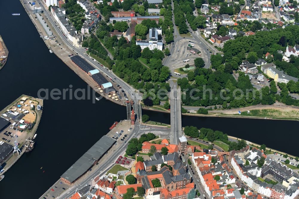 Aerial photograph Lübeck - The Marstall bridge a lift bridge over the Elbe-Luebeck-Canal in Luebeck in the state Schleswig-Holstein