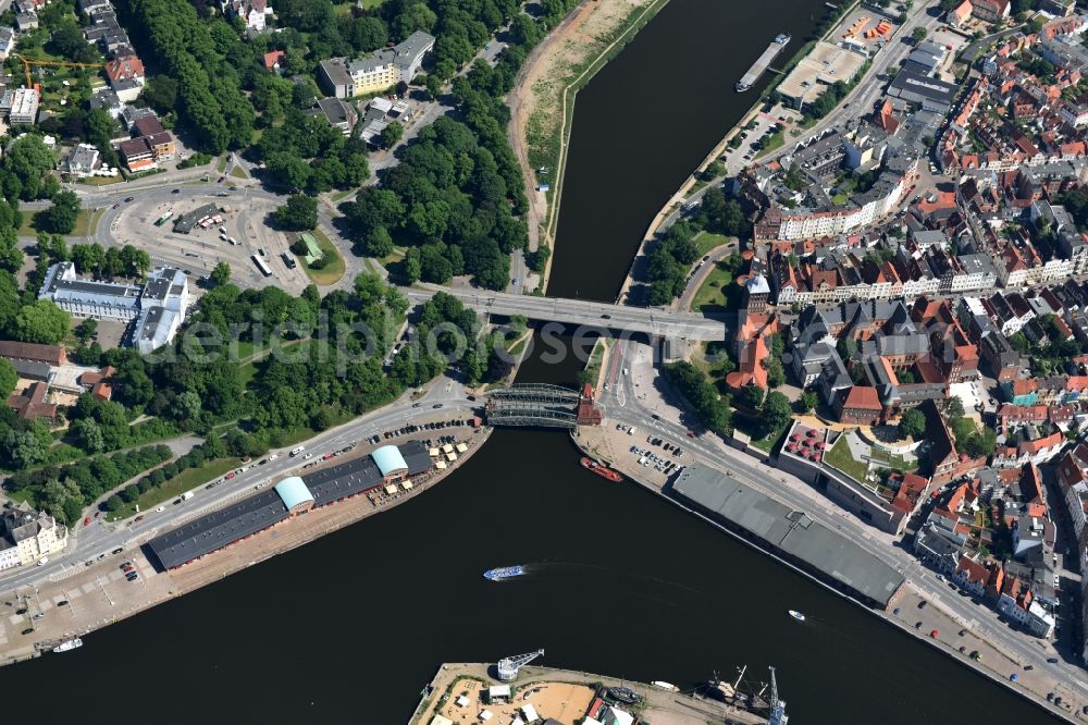 Aerial photograph Lübeck - The Marstall bridge a lift bridge over the Elbe-Luebeck-Canal in Luebeck in the state Schleswig-Holstein