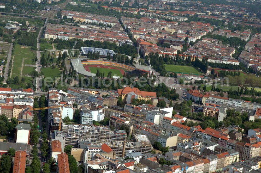 Berlin from above - Blick auf die Baustelle des Wohnneubaugebiet Marthashof an der Schwedter Straße im Stadtteil Prenzlauer Berg. Der Neubau ist ein Projekt der STOFANEL Investment AG , Projektsteuerer die city Bauten mbH, Baufirma die ALPINE Bau Deutschland. View of the residential development area „Marthashof Urban Village“ at the Berlin district Prenzlauer Berg.