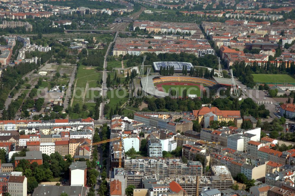 Berlin from the bird's eye view: Blick auf die Baustelle des Wohnneubaugebiet Marthashof an der Schwedter Straße im Stadtteil Prenzlauer Berg. Der Neubau ist ein Projekt der STOFANEL Investment AG , Projektsteuerer die city Bauten mbH, Baufirma die ALPINE Bau Deutschland. View of the residential development area „Marthashof Urban Village“ at the Berlin district Prenzlauer Berg.