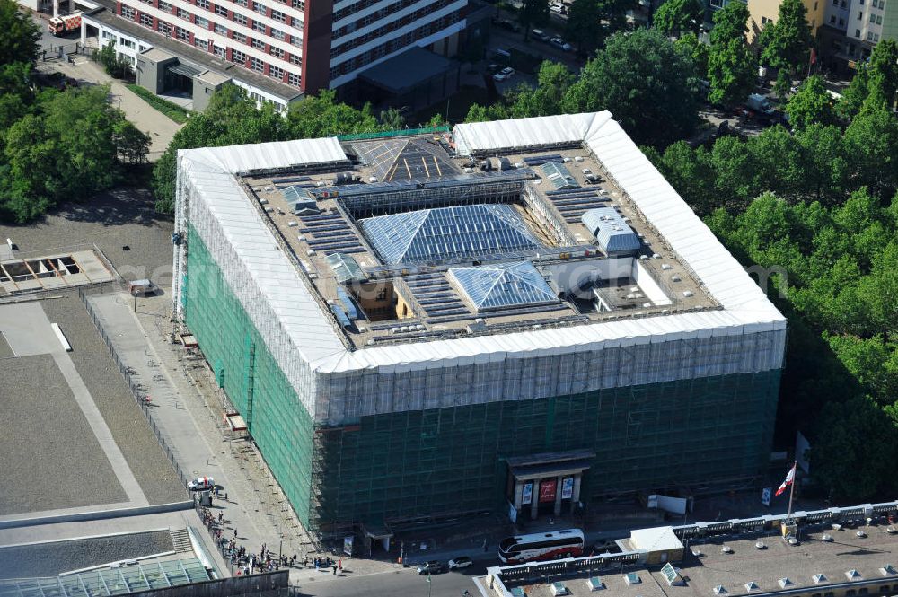 Aerial photograph Berlin Kreuzberg - Der für die Sanierung eingerüstetet Martin-Gropius-Bau, ein historisches Ausstellungshaus, in Berlin-Kreuzberg. The exhibition hall Martin-Gropius-Bau to be surrounded by scaffolding for the redevelopment.