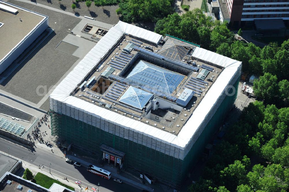 Berlin Kreuzberg from above - Der für die Sanierung eingerüstetet Martin-Gropius-Bau, ein historisches Ausstellungshaus, in Berlin-Kreuzberg. The exhibition hall Martin-Gropius-Bau to be surrounded by scaffolding for the redevelopment.