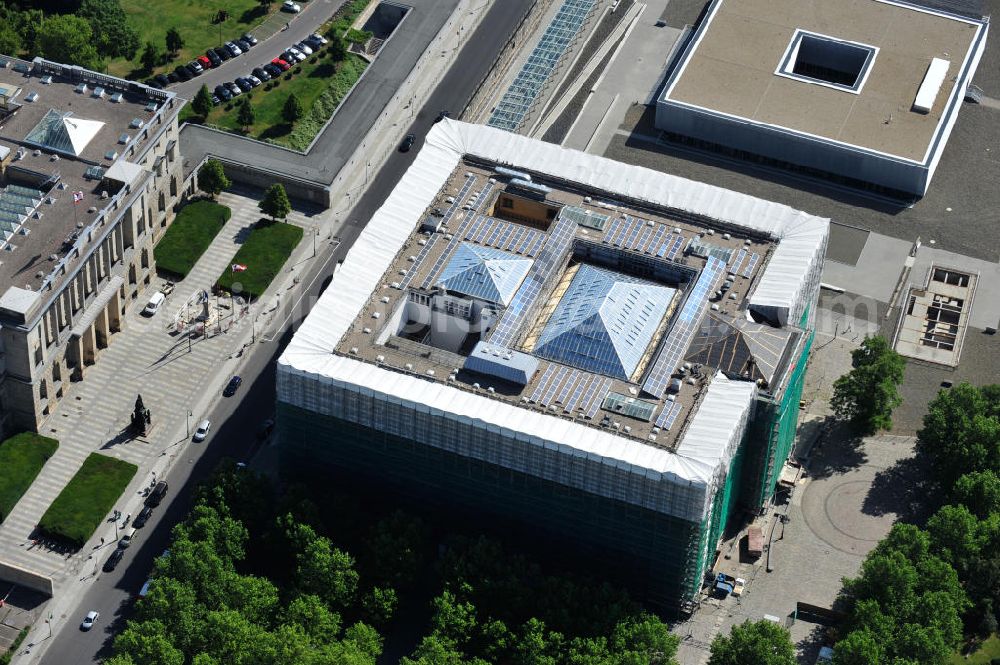 Berlin Kreuzberg from the bird's eye view: Der für die Sanierung eingerüstetet Martin-Gropius-Bau, ein historisches Ausstellungshaus, in Berlin-Kreuzberg. The exhibition hall Martin-Gropius-Bau to be surrounded by scaffolding for the redevelopment.