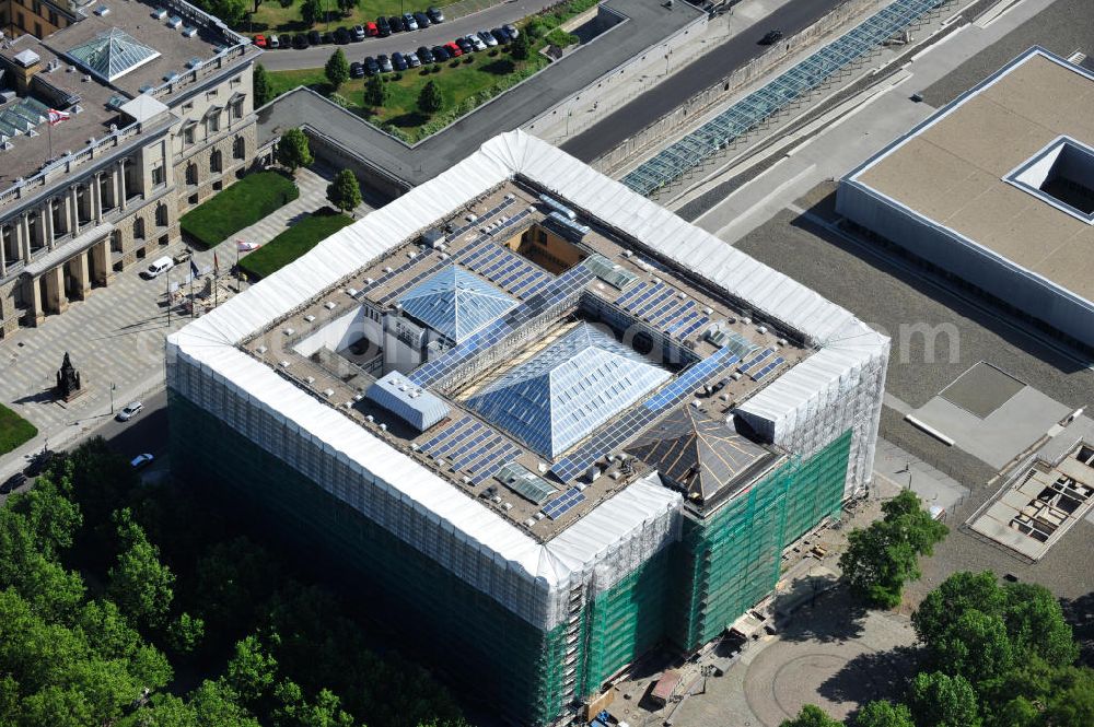 Aerial image Berlin Kreuzberg - Der für die Sanierung eingerüstetet Martin-Gropius-Bau, ein historisches Ausstellungshaus, in Berlin-Kreuzberg. The exhibition hall Martin-Gropius-Bau to be surrounded by scaffolding for the redevelopment.