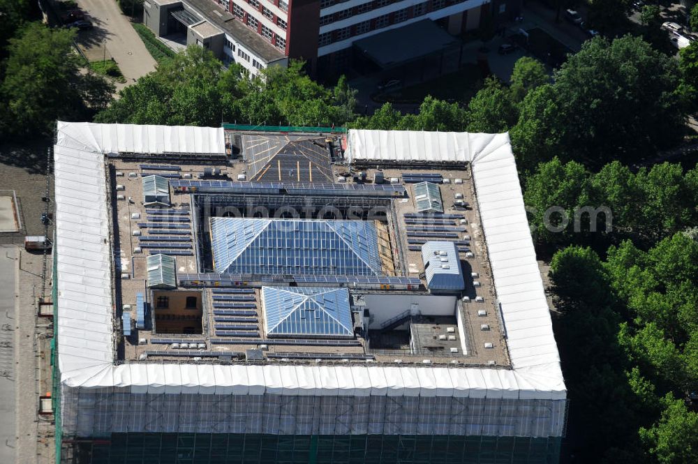 Aerial photograph Berlin Kreuzberg - Der für die Sanierung eingerüstetet Martin-Gropius-Bau, ein historisches Ausstellungshaus, in Berlin-Kreuzberg. The exhibition hall Martin-Gropius-Bau to be surrounded by scaffolding for the redevelopment.