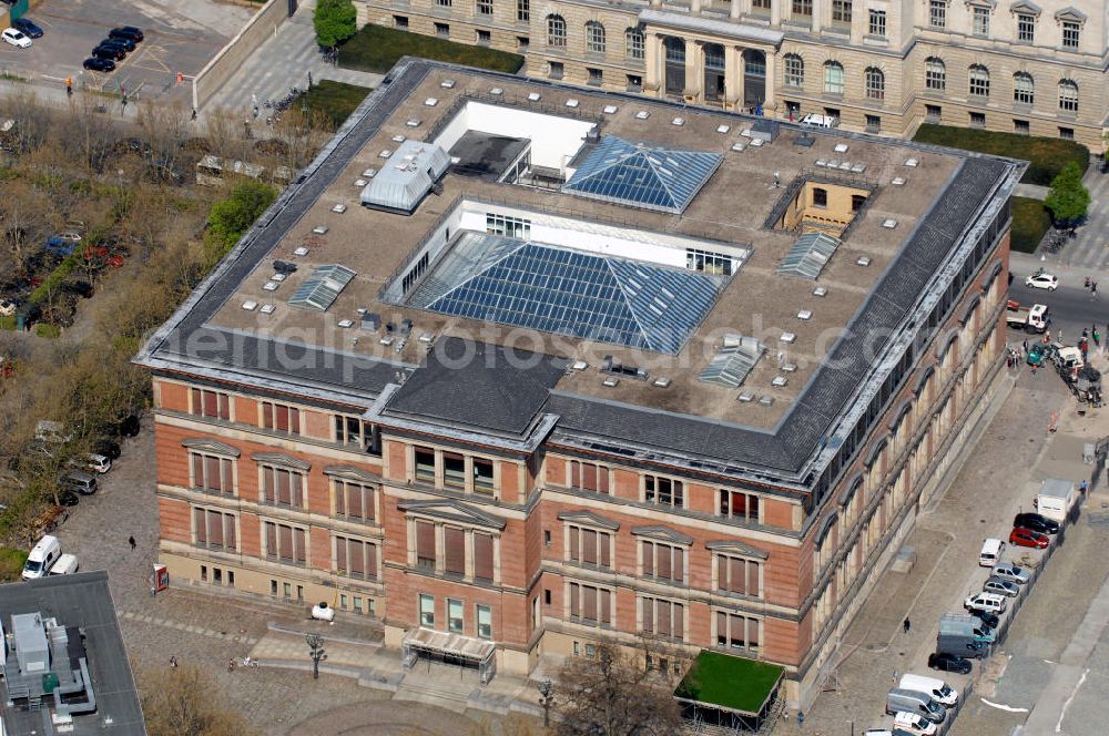 Aerial photograph Berlin - Der Martin-Gropius-Bau, das ehemalige Kunstgewerbemuseum ist ein Ausstellungshaus in Berlin-Mitte. Erbaut wurde das Gebäude im Stil der italienischen Renaissance von Martin Gropius und Heino Schmieden in den 1970ger Jahren. The Martin-Gropius-Bau, the former Kunstgewerbemuseum is an exhibition-building in Berlin-Mitte. This building was constructed by Martin Gropius and Heino Schmieden in the late 1970s in the style of the italian Renaissance.