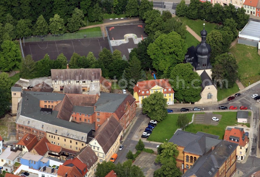 Aerial photograph Apolda - At Martin Place in Apolda in Thuringia is the Protestant church of St. Martin. The old church, which combines elements from the Romanesque and Gothic formerly stood at the gates of the city. On the square square next to the church there is a skate park and a sports field