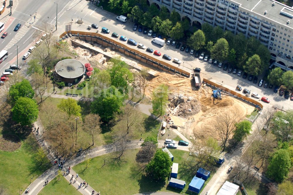 Aerial photograph Berlin - Blick auf das Marx-Engels-Forum in Berlin-Mitte. Diese Denkmalanlage wurde in den 1980ger Jahren errichtet. In ihrem Zentrum stehen die vier Meter hohen Bronzefiguren von Karl Marx und Friedrich Engels. View to the Marx-Engels-Forum in berlin-Mitte. In the center of the memorial complex, build in the 1980s are the bronze-statues of Karl Marx and Friedrich Engels. Both are about four meters tall.