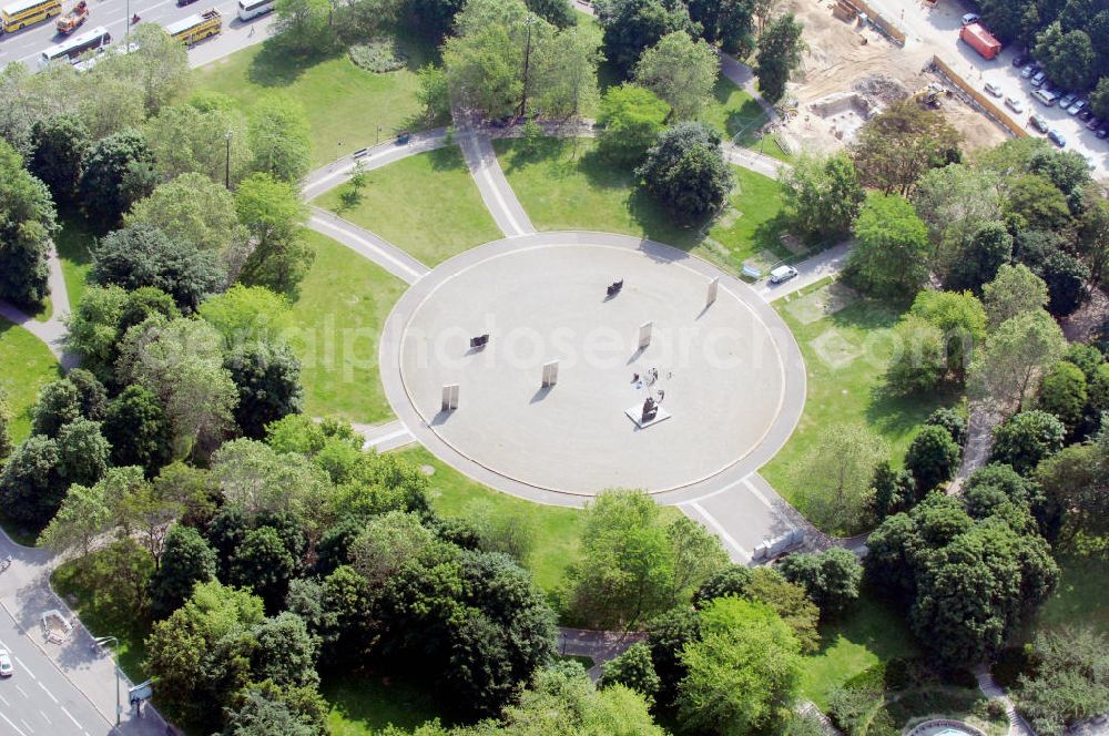 Aerial image Berlin - Blick auf das Marx-Engels-Forum in Berlin-Mitte. Diese Denkmalanlage wurde in den 1980er Jahren errichtet. In ihrem Zentrum stehen die vier Meter hohen Bronzefiguren von Karl Marx und Friedrich Engels. View to the Marx-Engels-Forum in Berlin-Mitte. In the center of the memorial complex, build in the 1980s are the bronze statues of Karl Marx and Friedrich Engels. Both are about four meters tall.