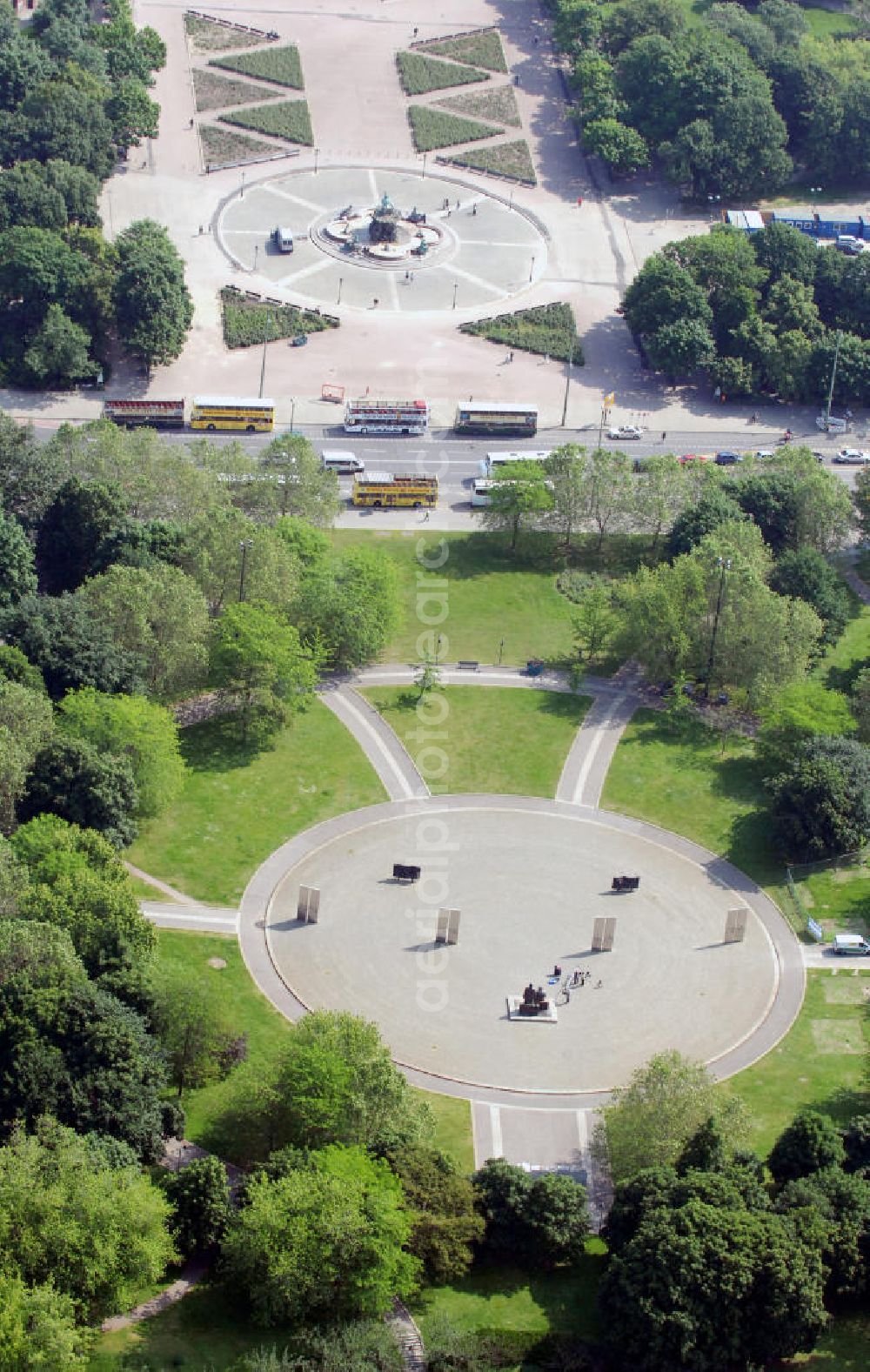 Aerial photograph Berlin - Blick auf das Marx-Engels-Forum in Berlin-Mitte. Diese Denkmalanlage wurde in den 1980er Jahren errichtet. In ihrem Zentrum stehen die vier Meter hohen Bronzefiguren von Karl Marx und Friedrich Engels. View to the Marx-Engels-Forum in Berlin-Mitte. In the center of the memorial complex, build in the 1980s are the bronze statues of Karl Marx and Friedrich Engels. Both are about four meters tall.