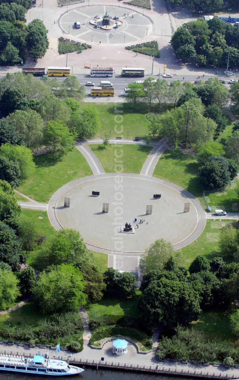 Berlin from the bird's eye view: Blick auf das Marx-Engels-Forum in Berlin-Mitte. Diese Denkmalanlage wurde in den 1980er Jahren errichtet. In ihrem Zentrum stehen die vier Meter hohen Bronzefiguren von Karl Marx und Friedrich Engels. View to the Marx-Engels-Forum in Berlin-Mitte. In the center of the memorial complex, build in the 1980s are the bronze statues of Karl Marx and Friedrich Engels. Both are about four meters tall.