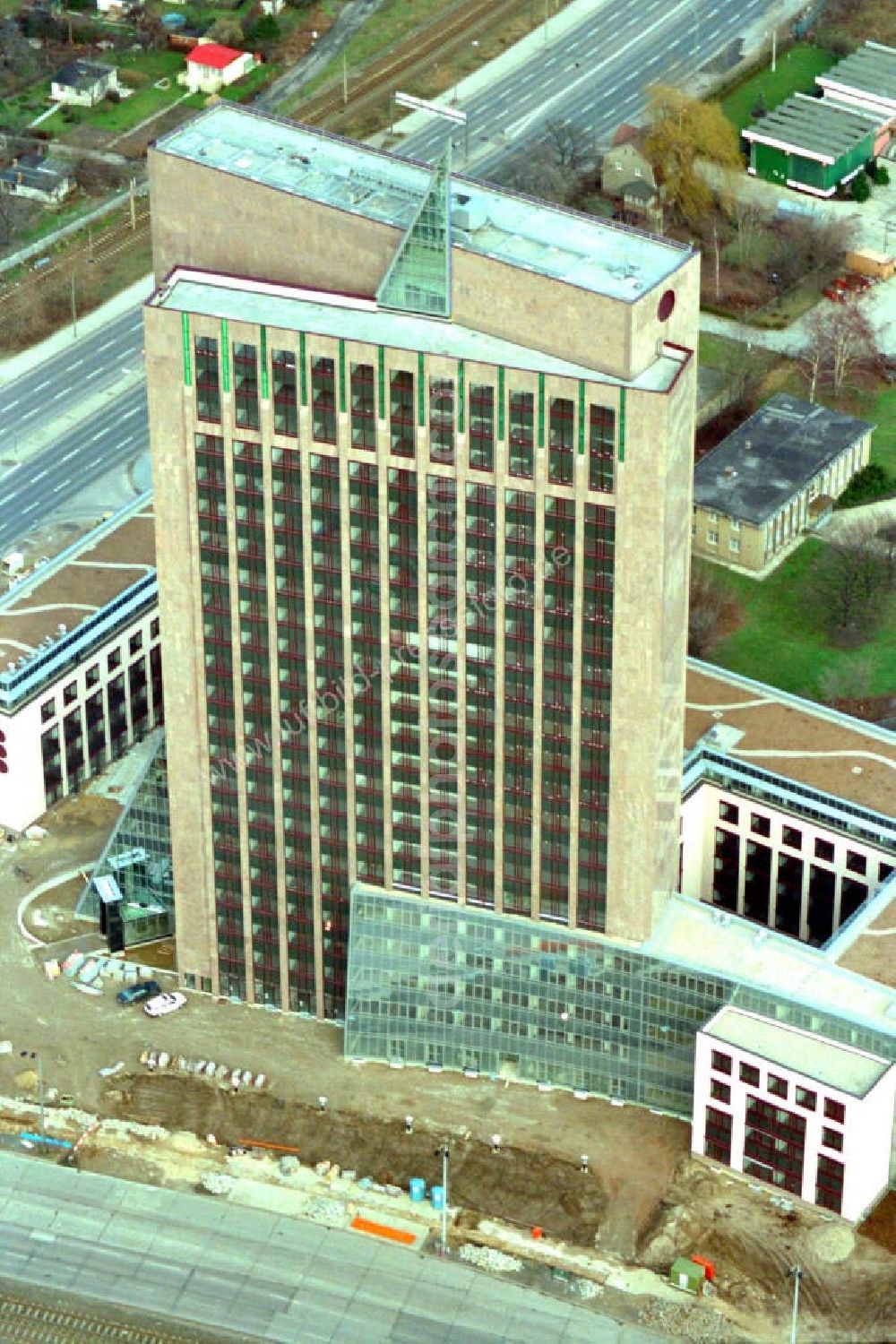 Berlin / Marzahn from above - Marzahner Pyramide an der Landsberger-Allee Ecke Rhinstrasse. Bürogebäude als Uhr. Datum: 1995