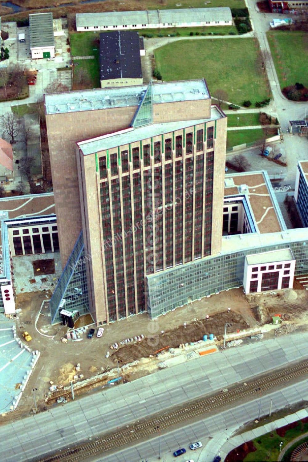 Berlin / Marzahn from the bird's eye view: Marzahner Pyramide an der Landsberger-Allee Ecke Rhinstrasse. Bürogebäude als Uhr. Datum: 1995