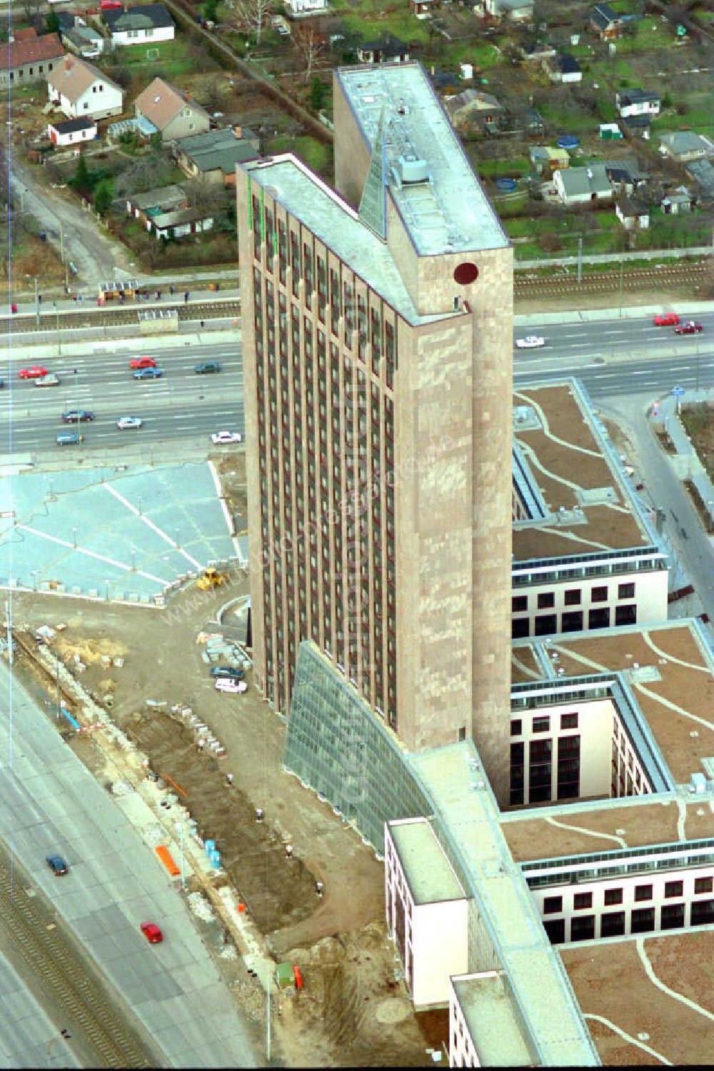 Aerial photograph Berlin / Marzahn - Marzahner Pyramide an der Landsberger-Allee Ecke Rhinstrasse. Bürogebäude als Uhr. Datum: 1995