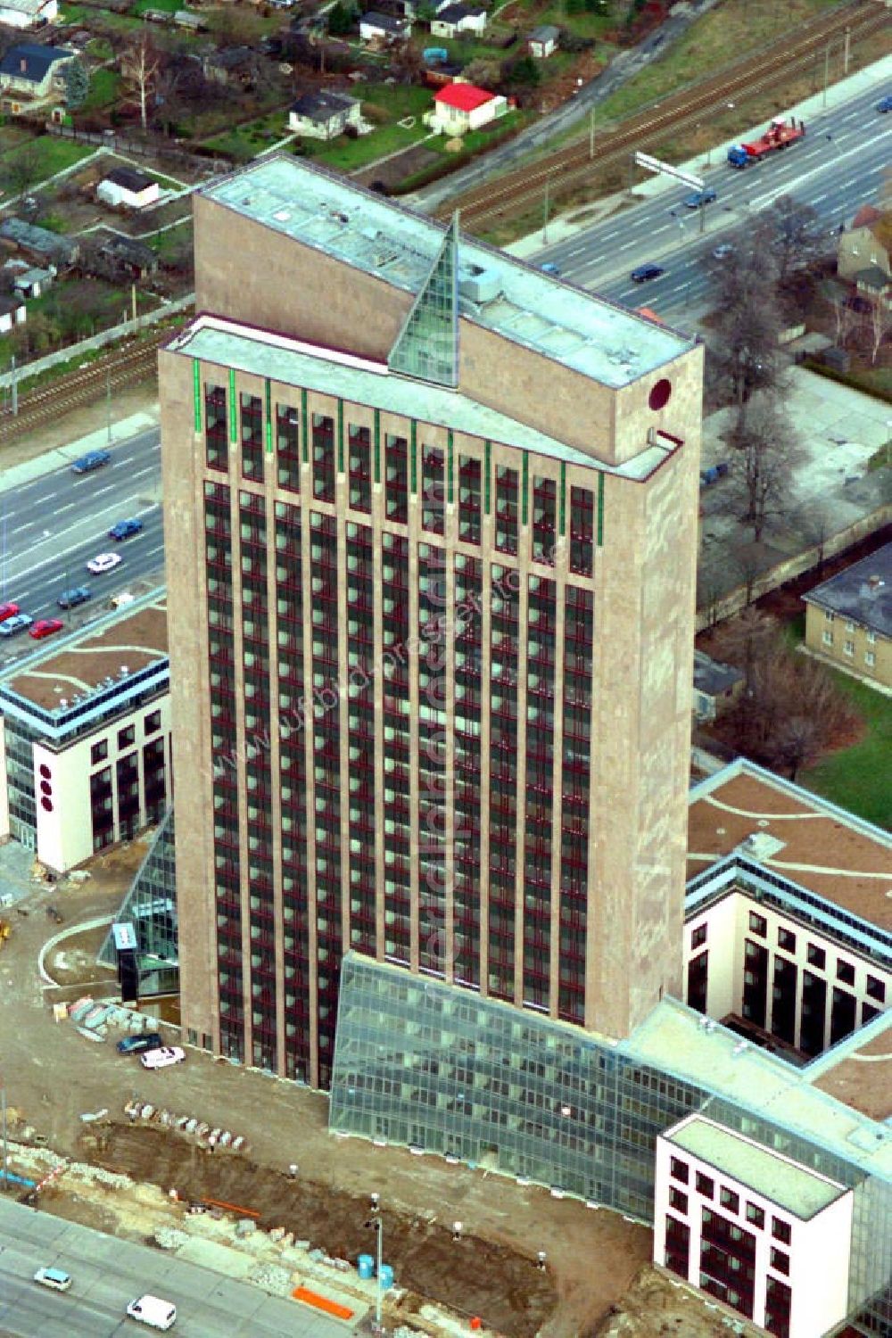 Berlin / Marzahn from above - Marzahner Pyramide an der Landsberger-Allee Ecke Rhinstrasse. Bürogebäude als Uhr. Datum: 1995