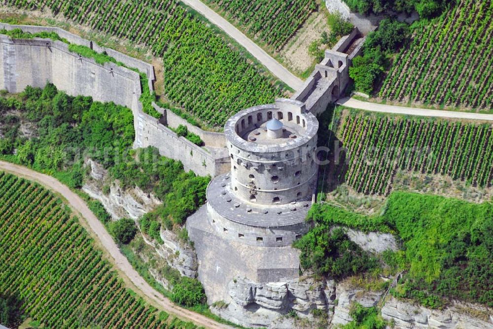 Würzburg from above - Blick auf den Maschikuliturm und die Kasematte auf der Festung Marienberg. Adresse: Festung Marienberg Nr. 239, Te.: (0931) 355 17-50. Der viergeschossige Geschützturm wurde 1724-1729 von Balthasar Neumann zur Sicherung der Südflanke der Festung errichtet. Über den drei Ebenen für schwere Geschütze befindet sich eine abschließende Plattform für Gewehrschützen.