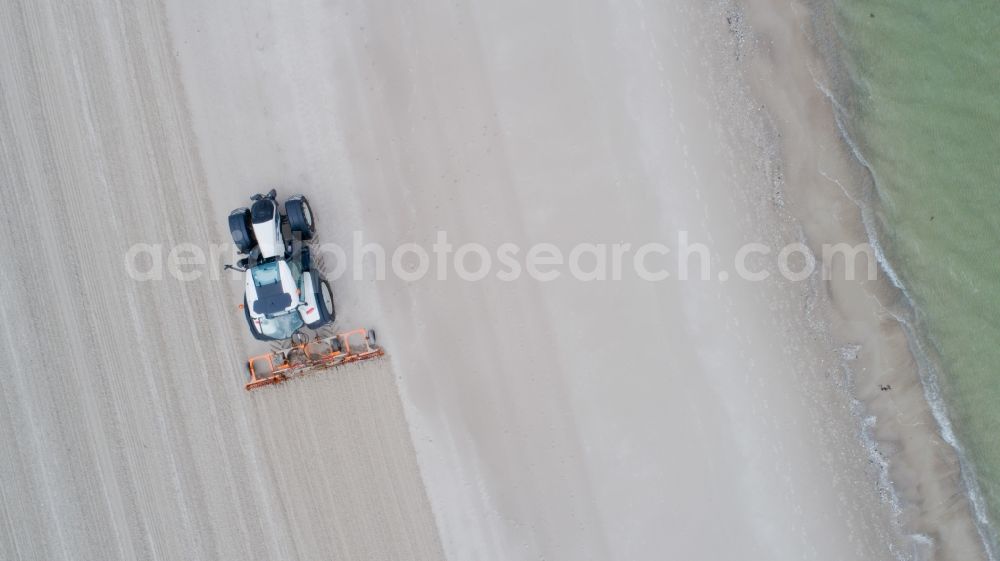 Aerial photograph Binz - Machine beach cleaning of the sandy beach landscape along the coastal strip with the system BeachTech in Binz in the state Mecklenburg - Western Pomerania, Germany