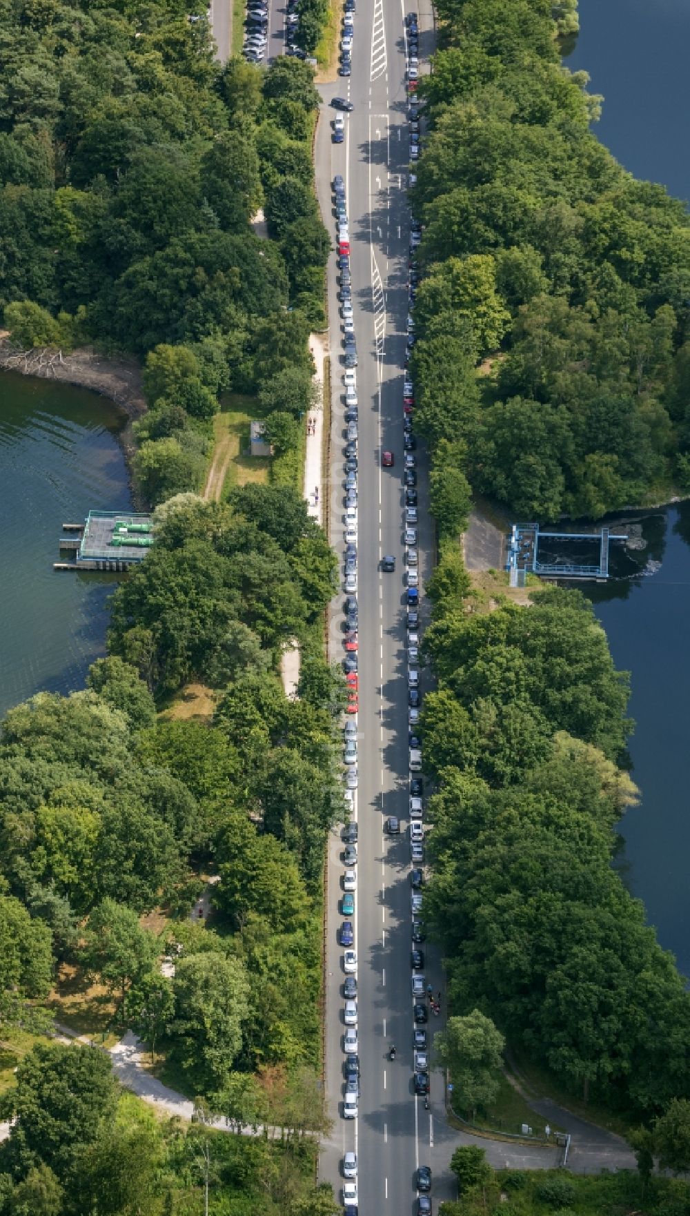 Haltern am See from the bird's eye view: Mass influx of bathers on the sandy beach shores of Silver Lake in Haltern in the state of North Rhine-Westphalia. Responsible for the lake is the operating company Silver Lake II Haltern mbH