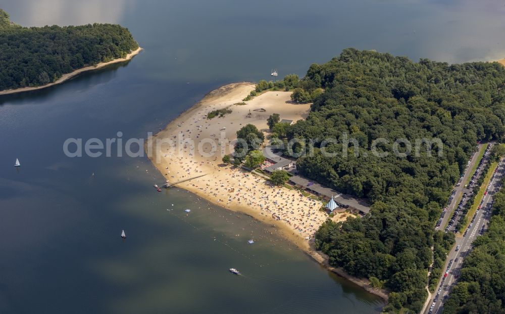 Aerial image Haltern am See - Mass influx of bathers on the sandy beach shores of Silver Lake in Haltern in the state of North Rhine-Westphalia. Responsible for the lake is the operating company Silver Lake II Haltern mbH