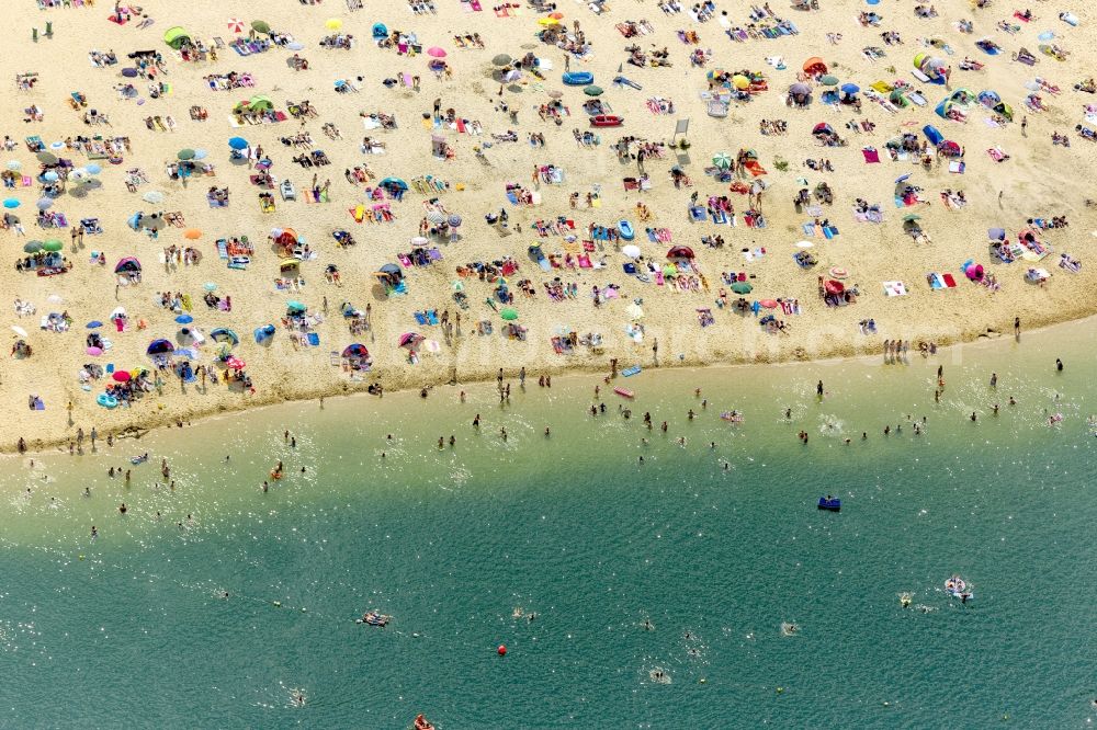 Aerial image Haltern am See - Mass influx of bathers on the sandy beach shores of Silver Lake in Haltern in the state of North Rhine-Westphalia. Responsible for the lake is the operating company Silver Lake II Haltern mbH