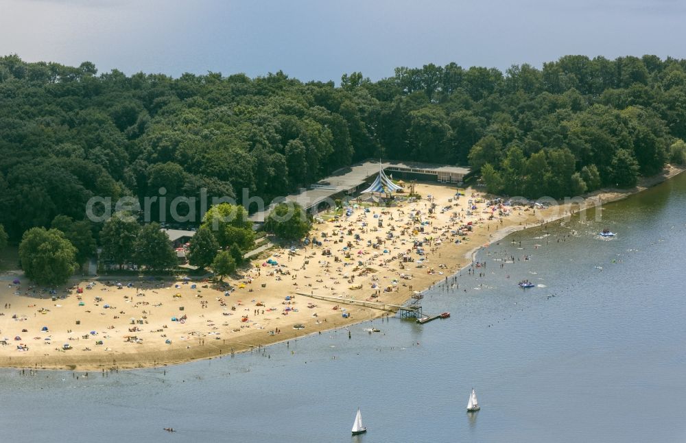 Haltern am See from the bird's eye view: Mass influx of bathers on the sandy beach shores of Silver Lake in Haltern in the state of North Rhine-Westphalia. Responsible for the lake is the operating company Silver Lake II Haltern mbH