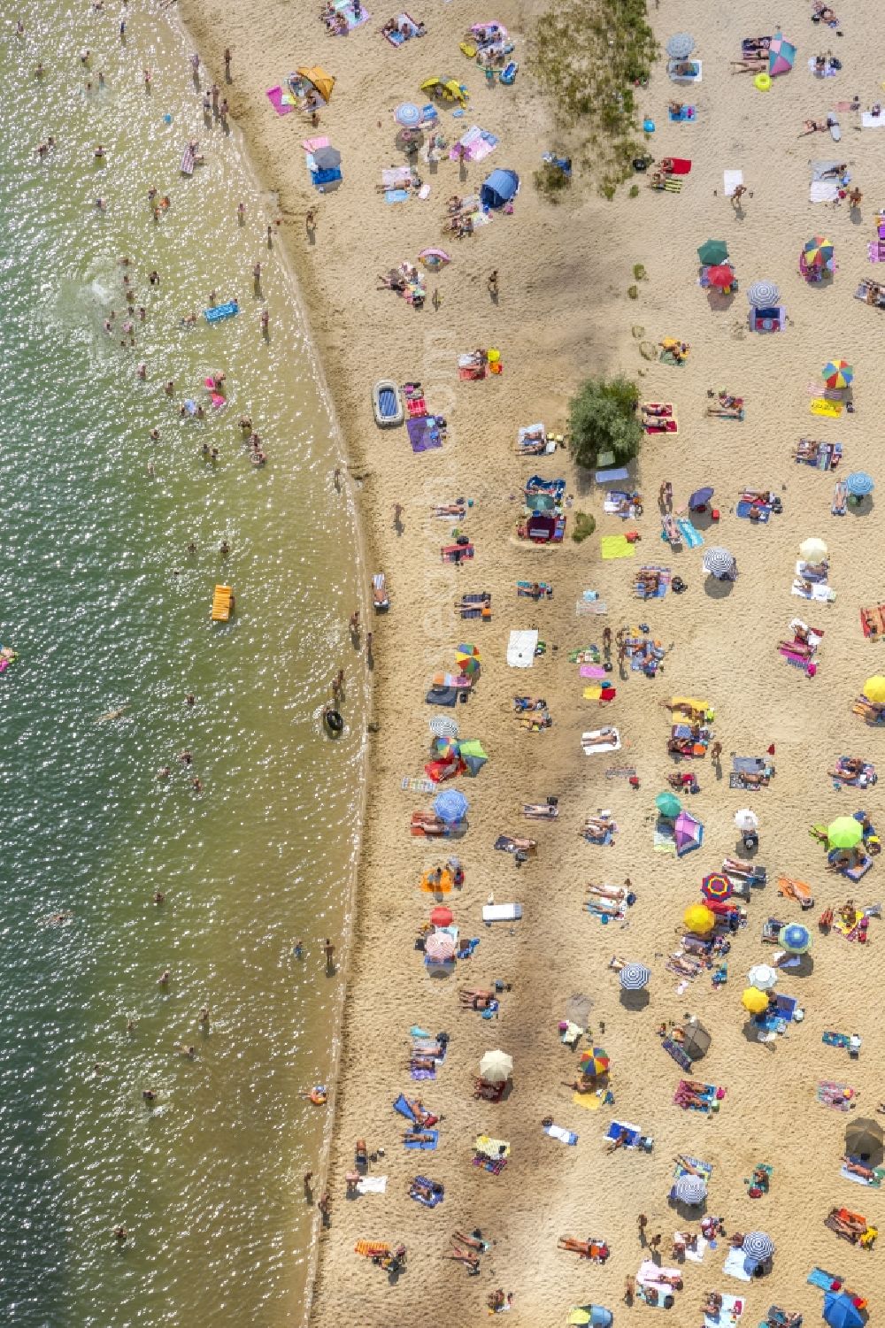 Aerial image Haltern am See - Mass influx of bathers on the sandy beach shores of Silver Lake in Haltern in the state of North Rhine-Westphalia. Responsible for the lake is the operating company Silver Lake II Haltern mbH