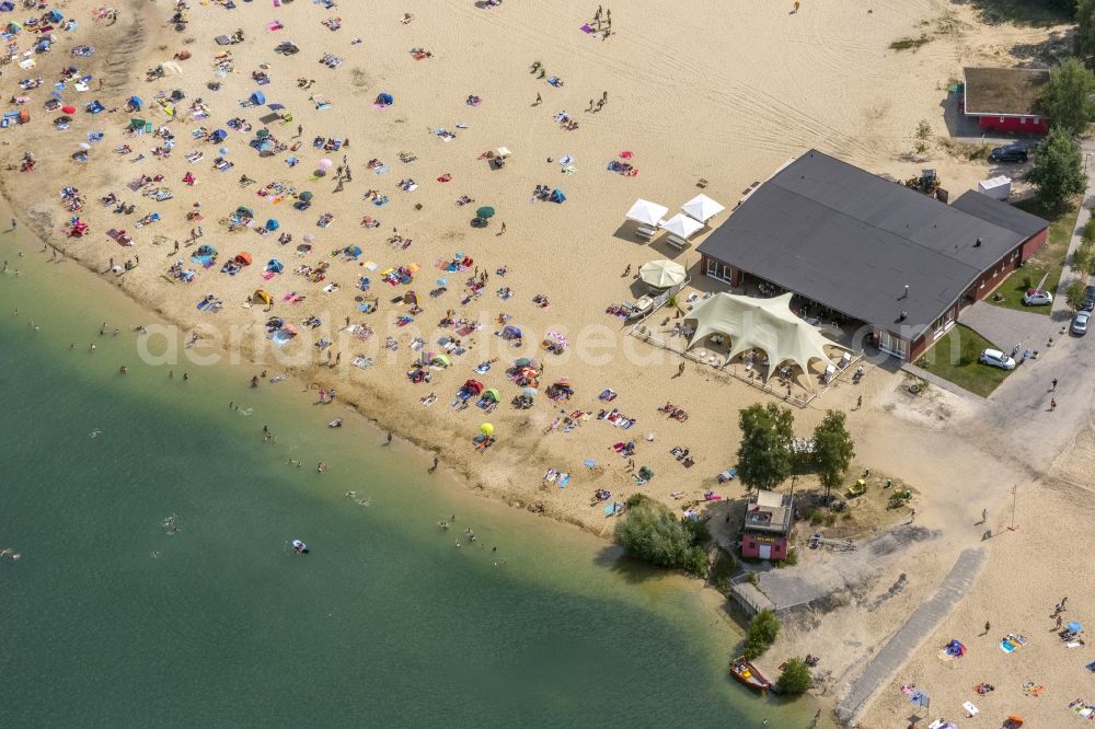 Aerial photograph Haltern am See - Mass influx of bathers on the sandy beach shores of Silver Lake in Haltern in the state of North Rhine-Westphalia. Responsible for the lake is the operating company Silver Lake II Haltern mbH