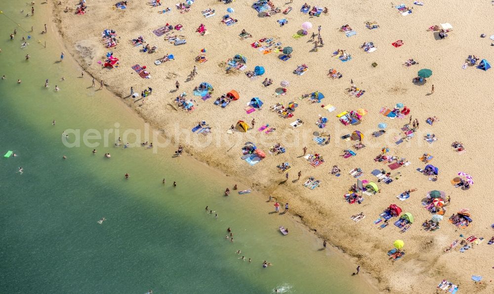 Haltern am See from above - Mass influx of bathers on the sandy beach shores of Silver Lake in Haltern in the state of North Rhine-Westphalia. Responsible for the lake is the operating company Silver Lake II Haltern mbH