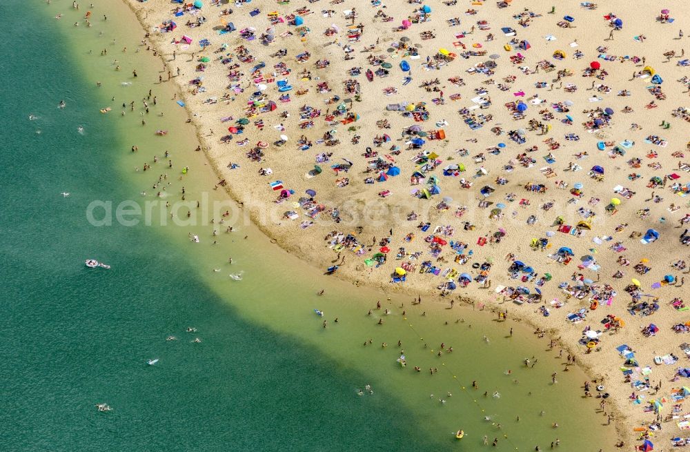 Haltern am See from the bird's eye view: Mass influx of bathers on the sandy beach shores of Silver Lake in Haltern in the state of North Rhine-Westphalia. Responsible for the lake is the operating company Silver Lake II Haltern mbH