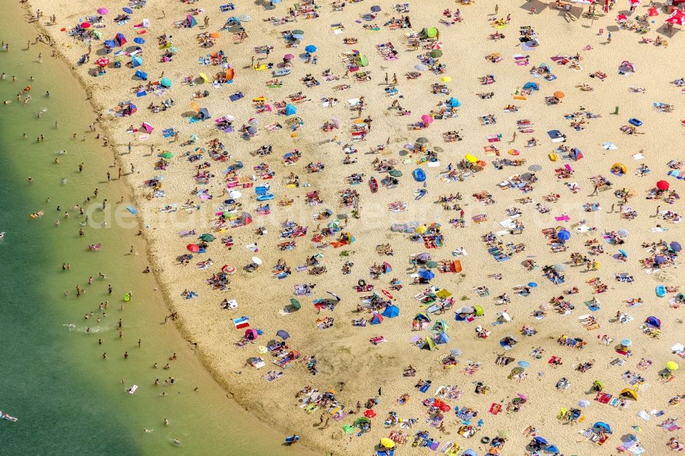 Aerial image Haltern am See - Mass influx of bathers on the sandy beach shores of Silver Lake in Haltern in the state of North Rhine-Westphalia. Responsible for the lake is the operating company Silver Lake II Haltern mbH