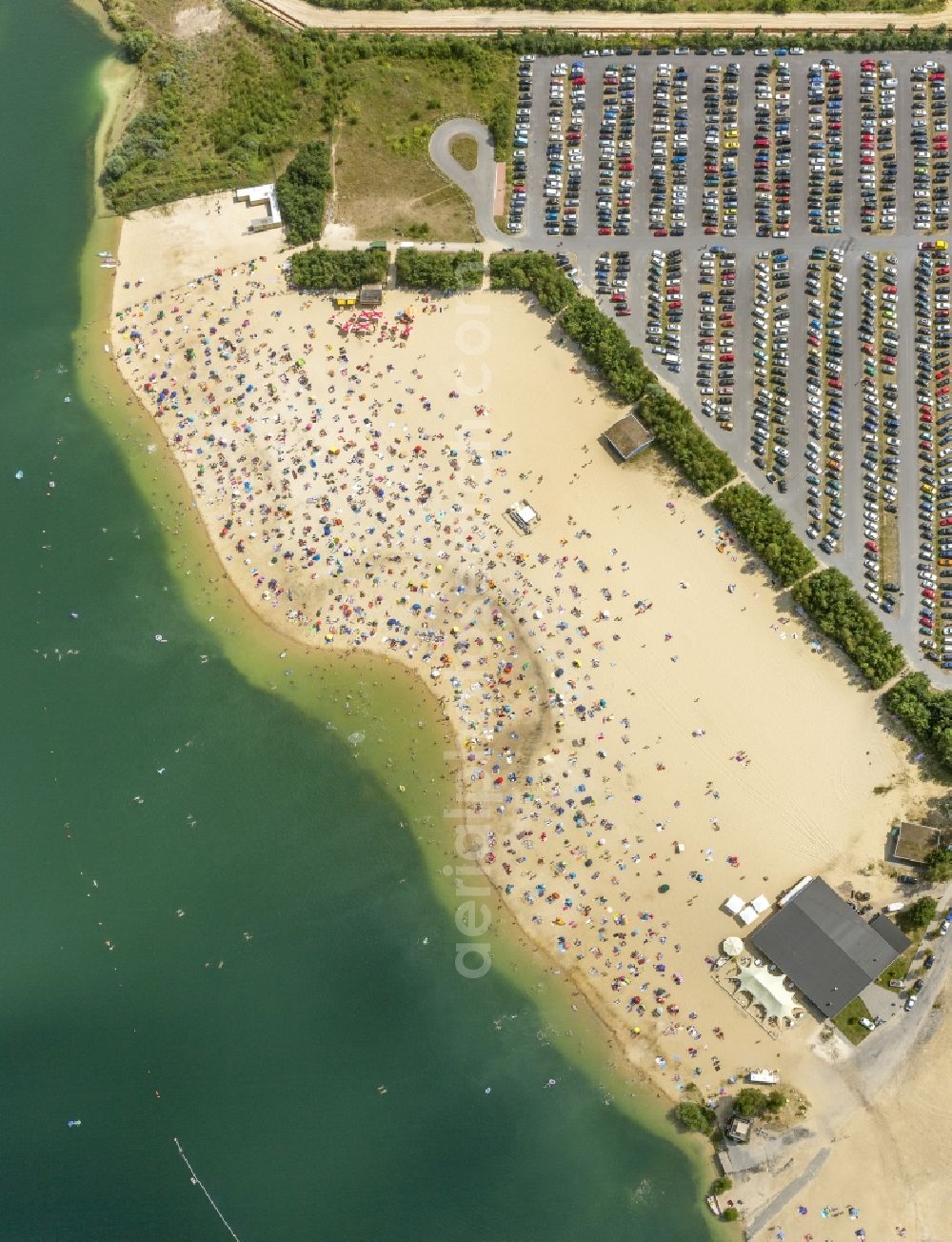 Aerial photograph Haltern am See - Mass influx of bathers on the sandy beach shores of Silver Lake in Haltern in the state of North Rhine-Westphalia. Responsible for the lake is the operating company Silver Lake II Haltern mbH