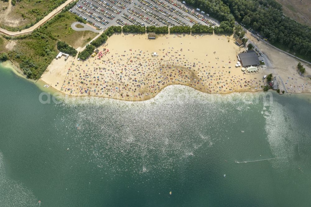 Haltern am See from above - Mass influx of bathers on the sandy beach shores of Silver Lake in Haltern in the state of North Rhine-Westphalia. Responsible for the lake is the operating company Silver Lake II Haltern mbH