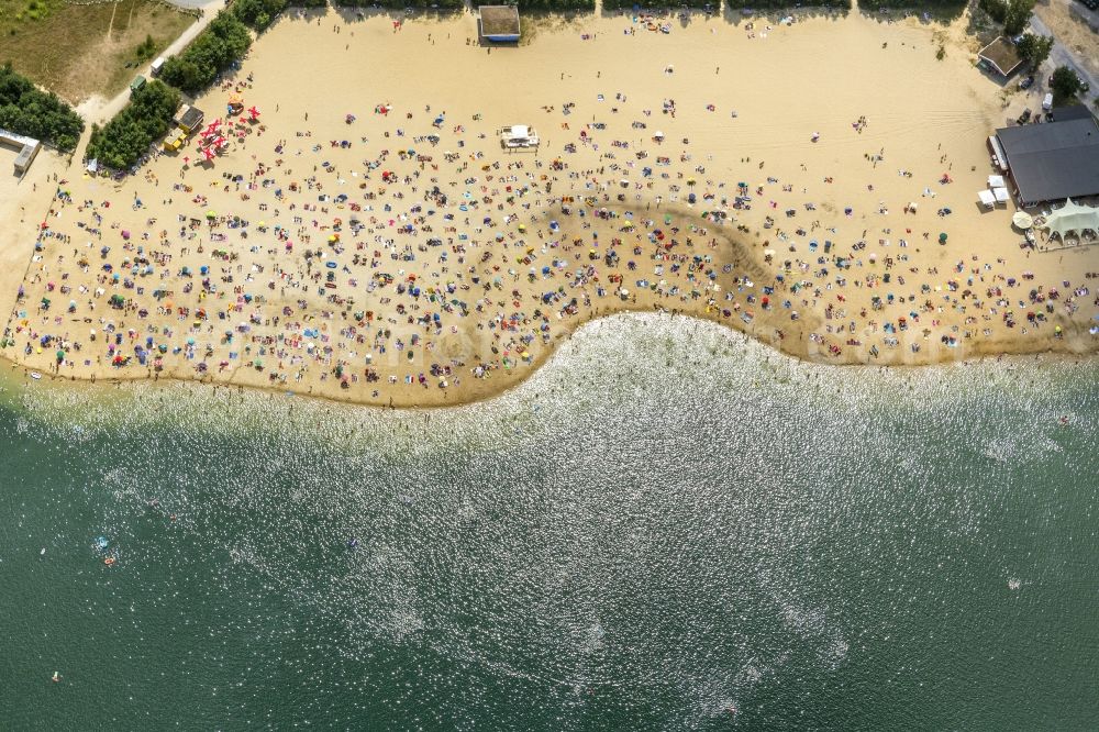 Haltern am See from the bird's eye view: Mass influx of bathers on the sandy beach shores of Silver Lake in Haltern in the state of North Rhine-Westphalia. Responsible for the lake is the operating company Silver Lake II Haltern mbH