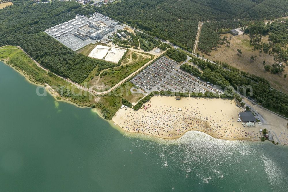 Aerial image Haltern am See - Mass influx of bathers on the sandy beach shores of Silver Lake in Haltern in the state of North Rhine-Westphalia. Responsible for the lake is the operating company Silver Lake II Haltern mbH